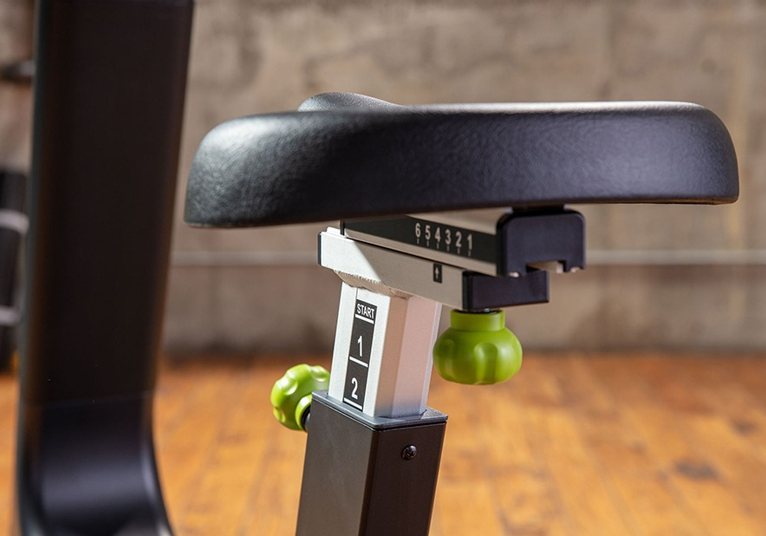SportsArt Elite Line Eco-Natural C574U upright cycle - zelf aangedreven - LCD display